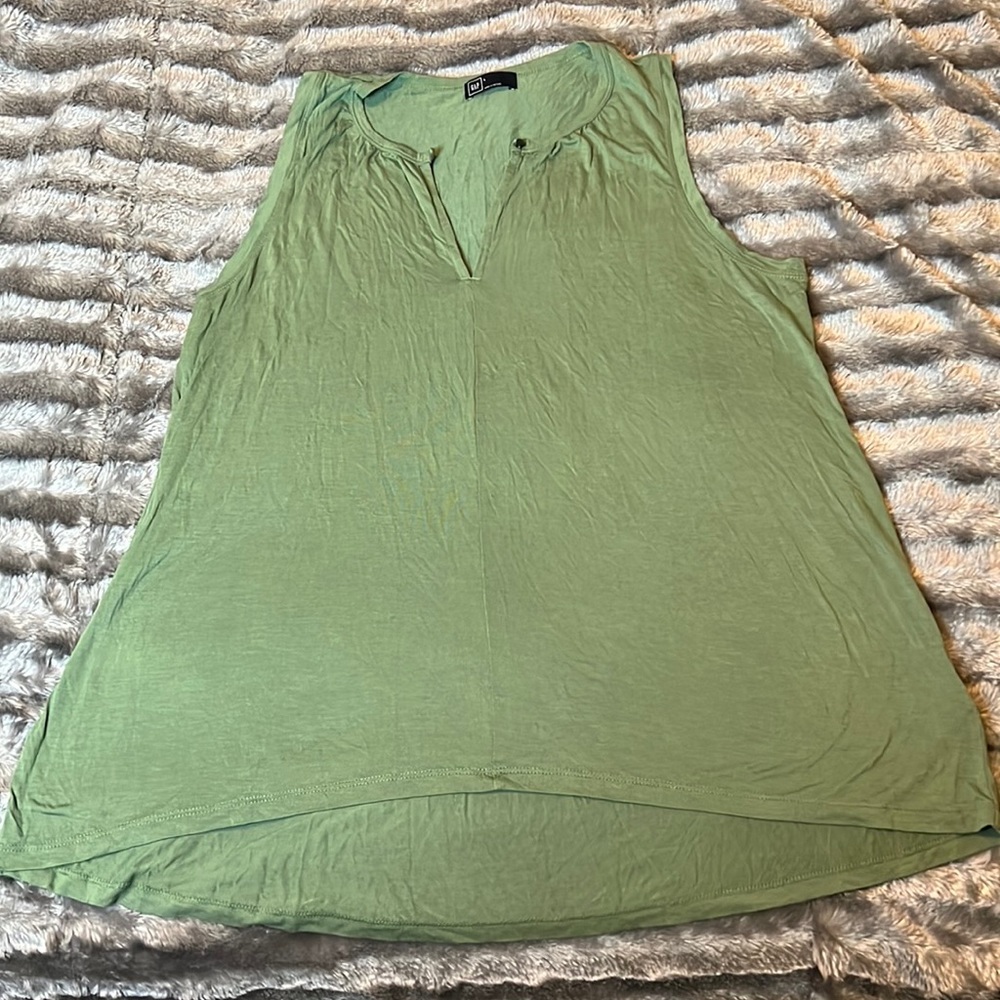 GAP sleeveless keyhole top